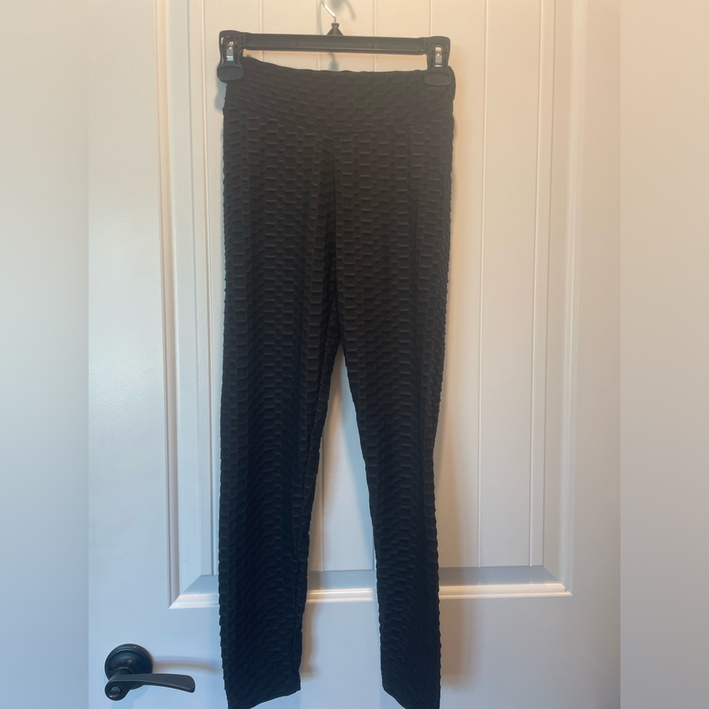 Black, booty scrunch leggings